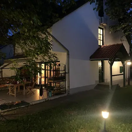 Zsuzsa Apartmanhaz Sukoró