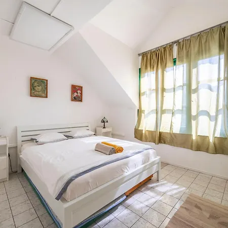 Zsuzsa Apartmanhaz Sukoró