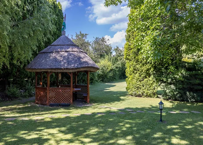 בית נופש Zsuzsa Apartmanhaz *