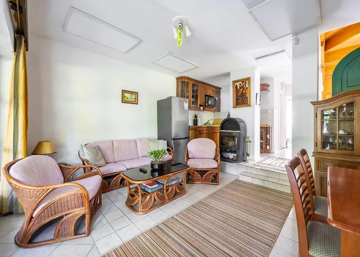 Zsuzsa Apartmanhaz בית נופש Sukoró